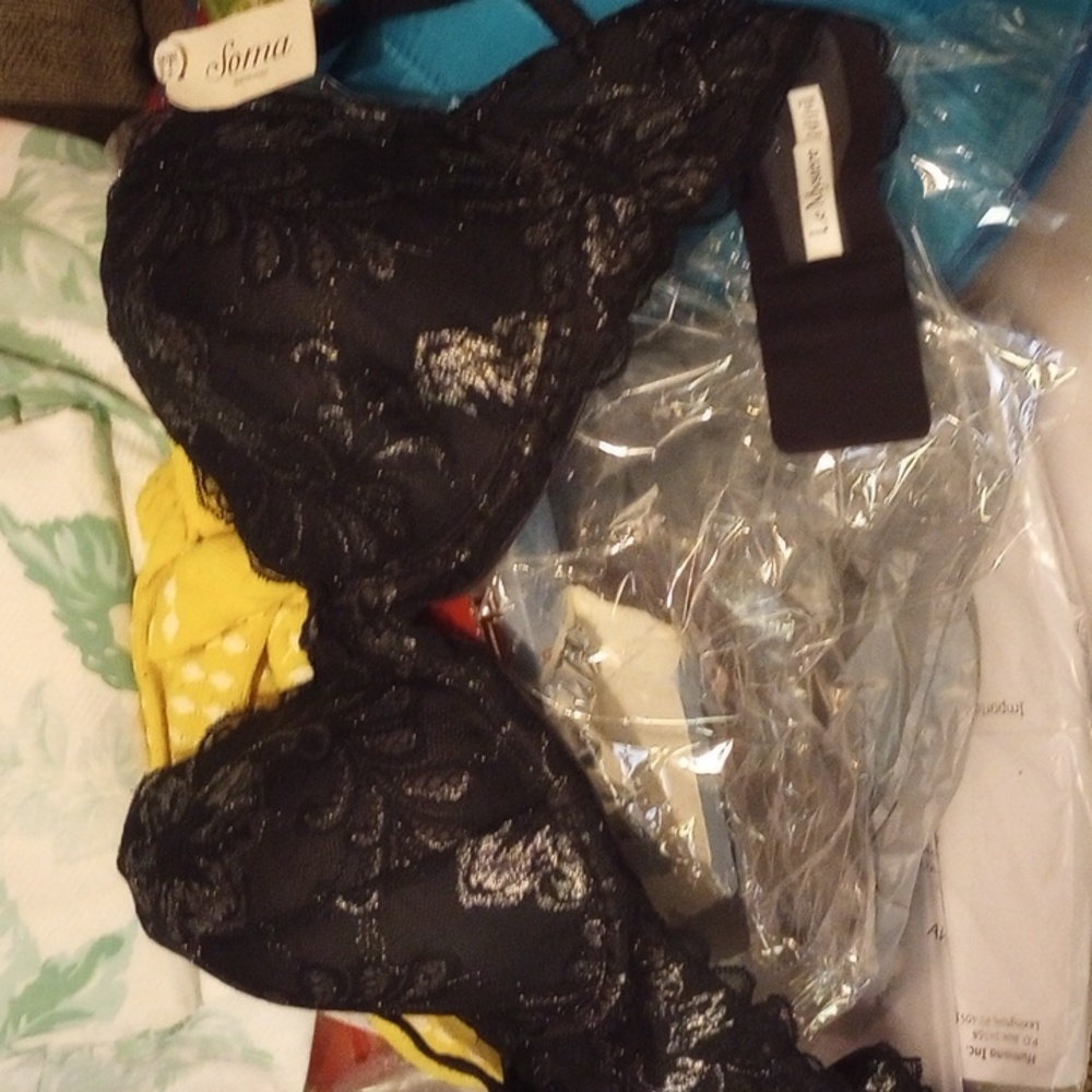 NWT 38DD/E  NWT Soma black lace padded gorgeous  Bra